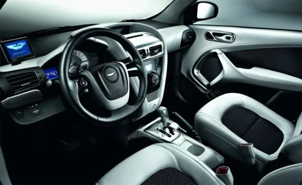 plásticos dentro de un carro